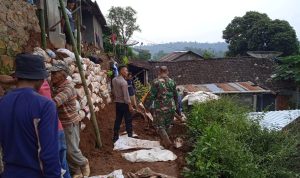 Gotong Royong, Bhabinkamtibmas Bersama Warga Binaan Membuat Senderan Darurat