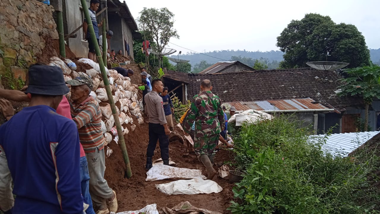 Gotong Royong, Bhabinkamtibmas Bersama Warga Binaan Membuat Senderan Darurat