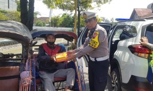 Berbagi di Jumat Berkah Satlantas Polres Kendal Bagikan Ratusan Nasi Kotak