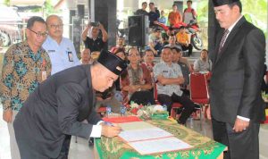 Bupati Nias Barat Melantik 98 Orang PNS Pada Jabatan Struktural Dan Jabatan Fungsional