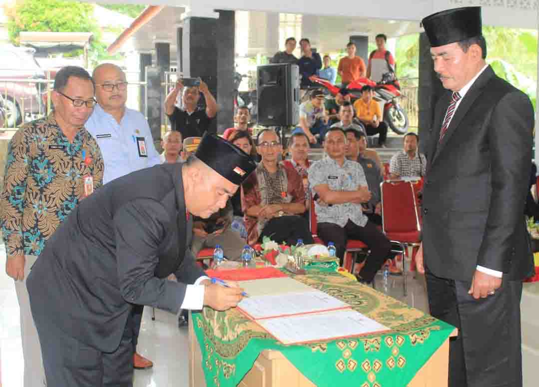 Bupati Nias Barat Melantik 98 Orang PNS Pada Jabatan Struktural Dan Jabatan Fungsional