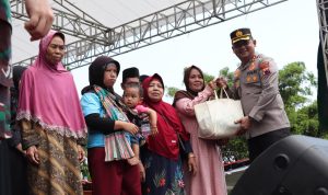 Polres Kendal Bersinergi Dengan Kodim 0715 Kendal Dan CV Dua Putri Salurkan Paket Sembako Ke Warga Desa Jerukgiling