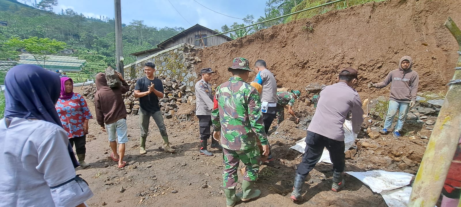 Pasca Tanah Longsor, TNI-Polri Bersinergi Bersihkan Sisa Material Longsor di Desa Genting Gunung Sukorejo