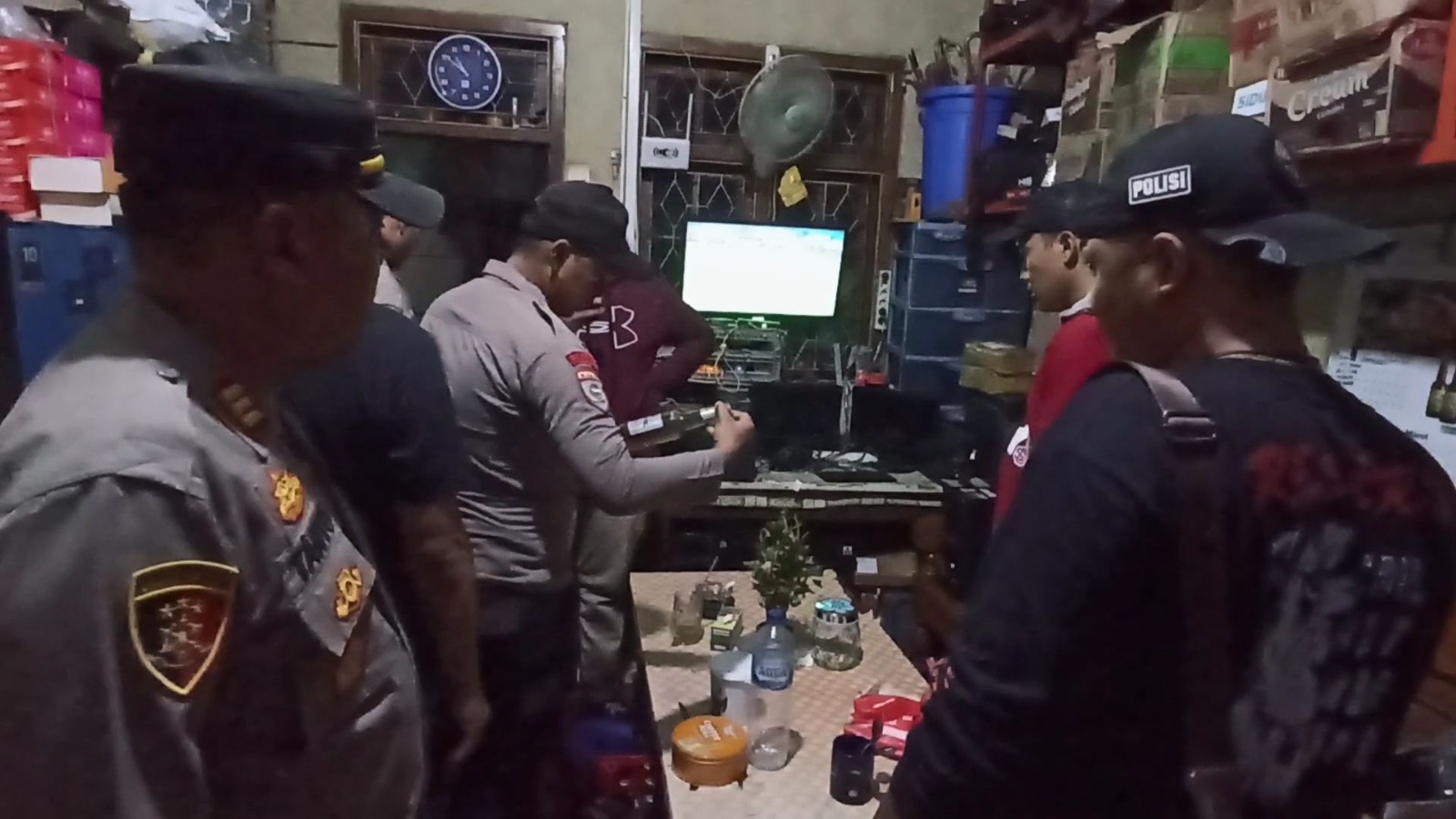 Polsek Kaliwungu mengamankan puluhan botol miras dan oplosan dalam razia pekat sabtu