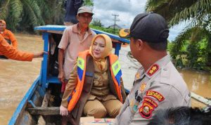 Terjun Langsung ke Lokasi Banjir, Bupati Musi Rawas Ingin Kebutuhan Masyarakat Terjamin