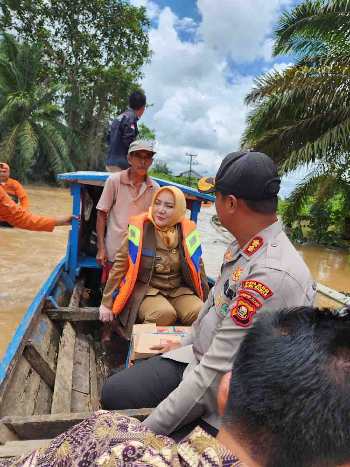 Terjun Langsung ke Lokasi Banjir, Bupati Musi Rawas Ingin Kebutuhan Masyarakat Terjamin