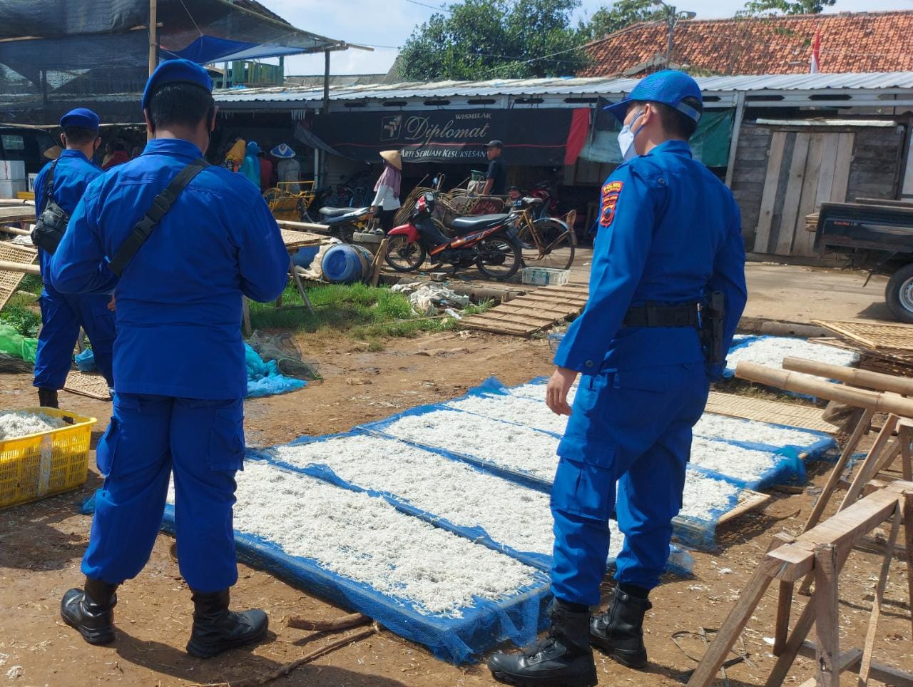 Sat Polairud Polres Kendal Patroli Wilayah Pesisir dan Berikan Rasa Aman Bagi Wisatawan Pantai