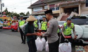 Hari Kedua Puasa Ramadhan 1444 H, Kapolres Kendal Bagikan Takjil ke Pengguna Jalan