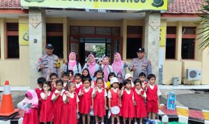 Polisi Sahabat Anak, Polsek Kaliwungu Edukasi Paud Mawar Untuk Tertib Berlalu Lintas Sejak Dini