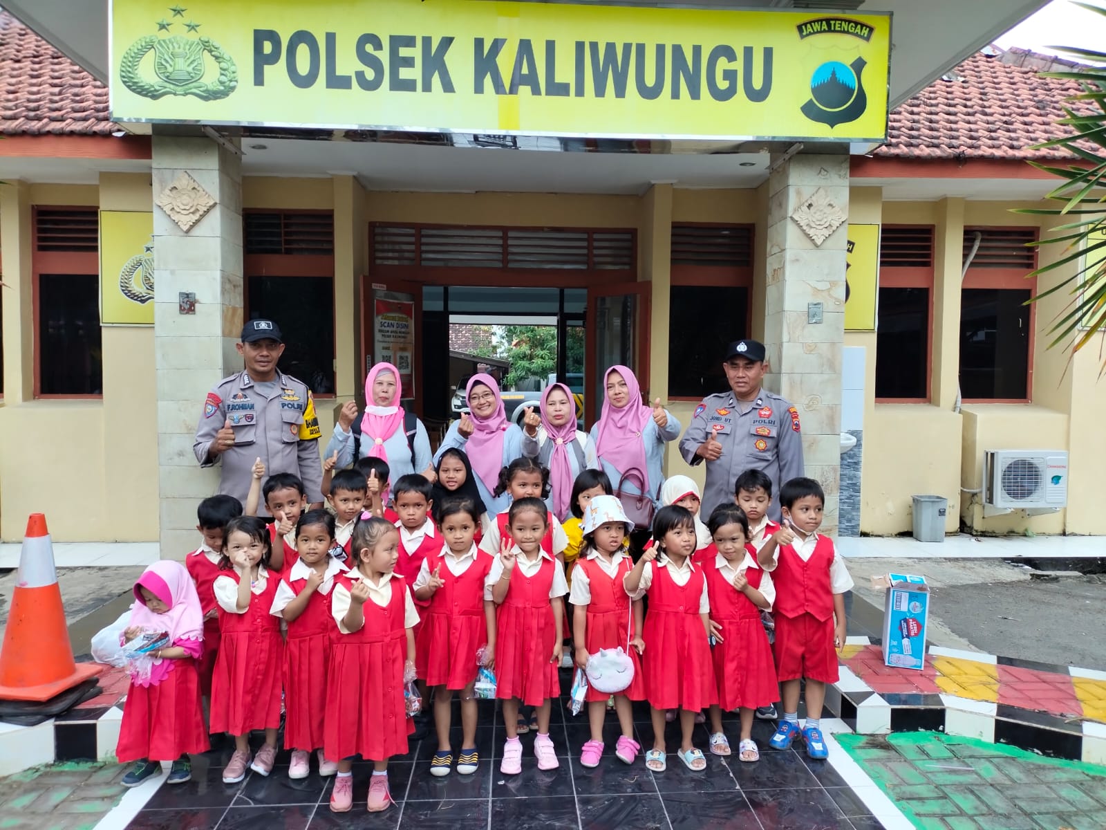 Polisi Sahabat Anak, Polsek Kaliwungu Edukasi Paud Mawar Untuk Tertib Berlalu Lintas Sejak Dini