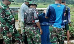 Pastikan Kebutuhan Air Tercukupi, Babinsa Lakukan Penyiraman Tanaman Cabai Secara Rutin
