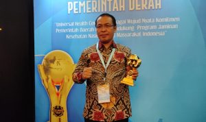 Bupati Mukomuko Sapuan Terima UHC Awards 2023