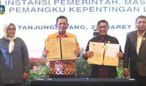 Gubernur Kepri menyerahkan penghargaan kepada Bupati Bintan