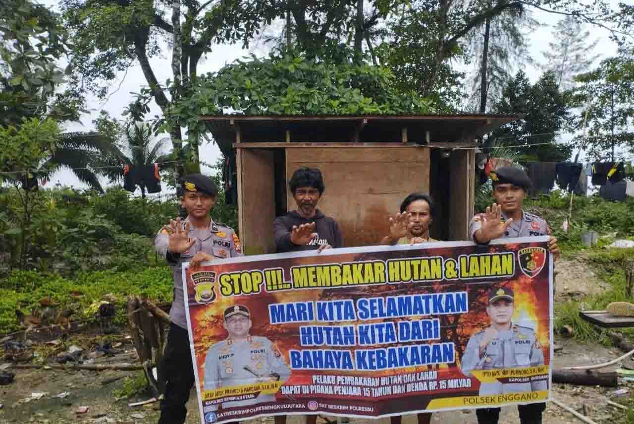 Anggota Polsek Enggano Sosialisasi Cegah Karhutla Kepada Masyarakat