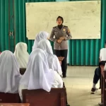 Cegah Kenakalan Remaja, Bhabinkamtibmas bersama Polwan Polsek Enggano Lakukan Sosialisasi ke Sekolah