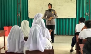 Cegah Kenakalan Remaja, Bhabinkamtibmas bersama Polwan Polsek Enggano Lakukan Sosialisasi ke Sekolah