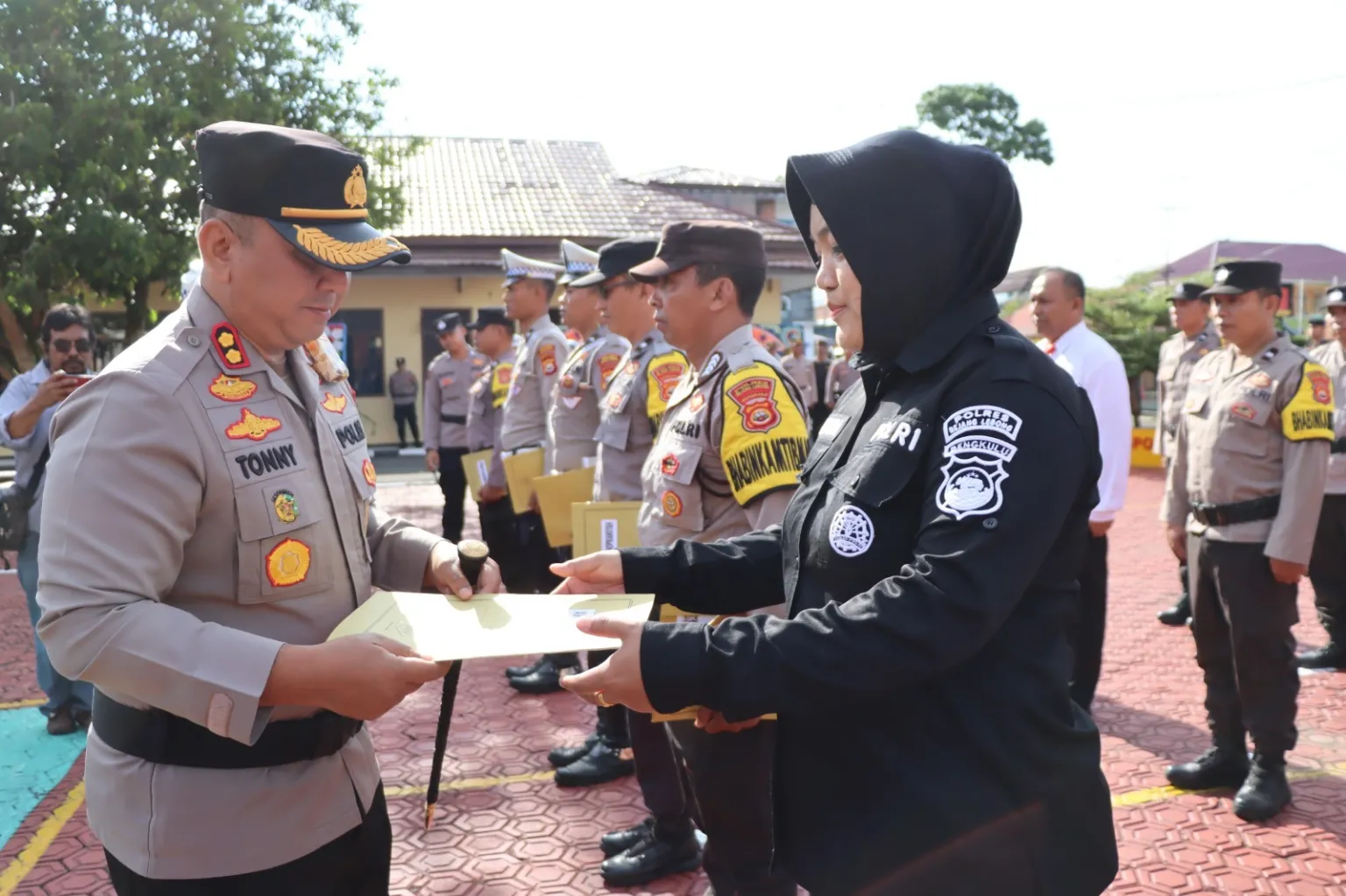 Kapolres Rejang Lebong Berikan Penghargaan Kepada 64 Personil Berprestasi