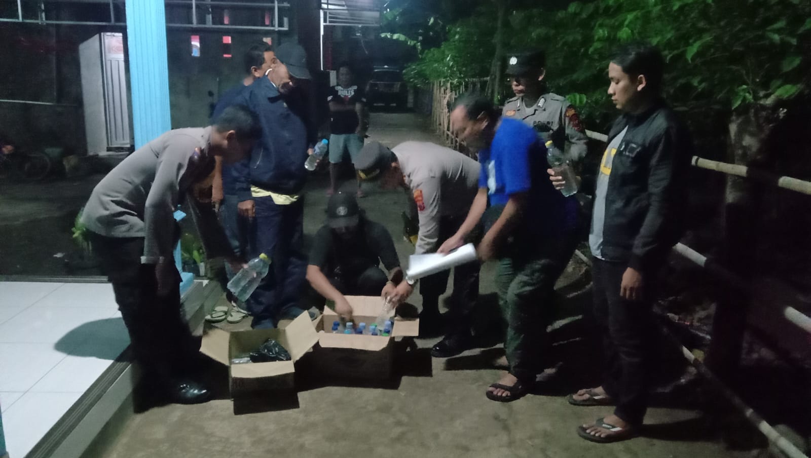 Gelar Operasi Pekat di Bulan Ramadhan, Polsek Weleri Sita Puluhan Botol Miras