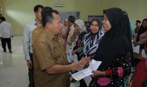 Pemkab Asahan Serahkan Buku Tabungan Dana Pinjaman Bergulir Kepada Pelaku Usaha Mikro dan Koperasi