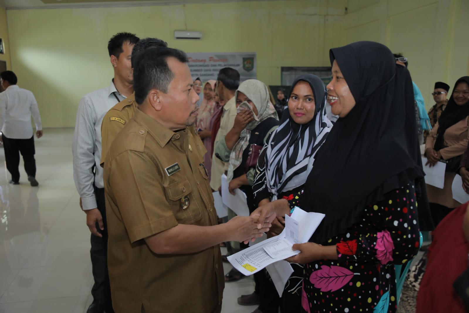 Pemkab Asahan Serahkan Buku Tabungan Dana Pinjaman Bergulir Kepada Pelaku Usaha Mikro dan Koperasi
