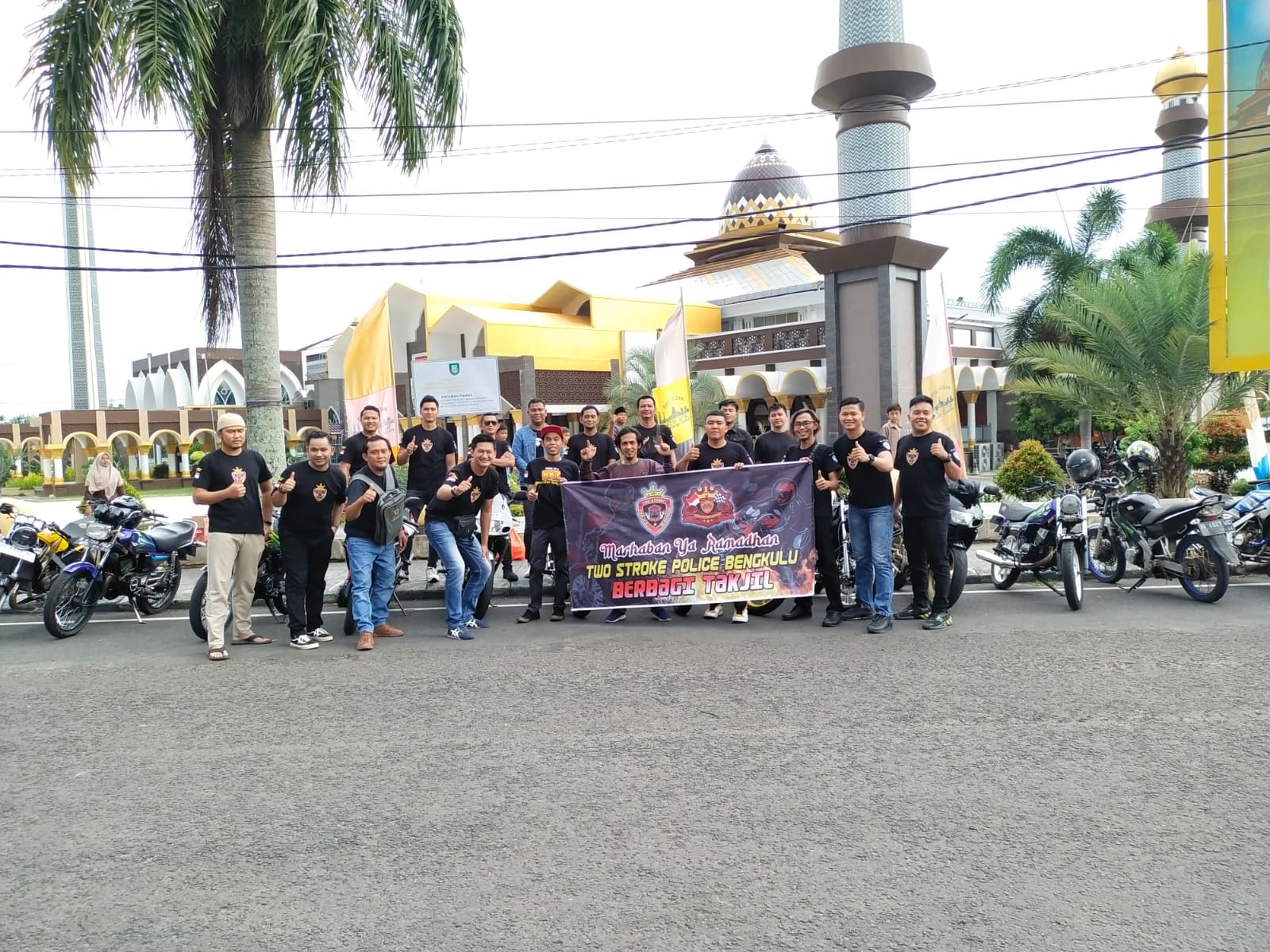 Maknai Bulan Ramadhan, Komunitas Motor Two Stroke Police Bengkulu Bagi Takjil Buka Puasa