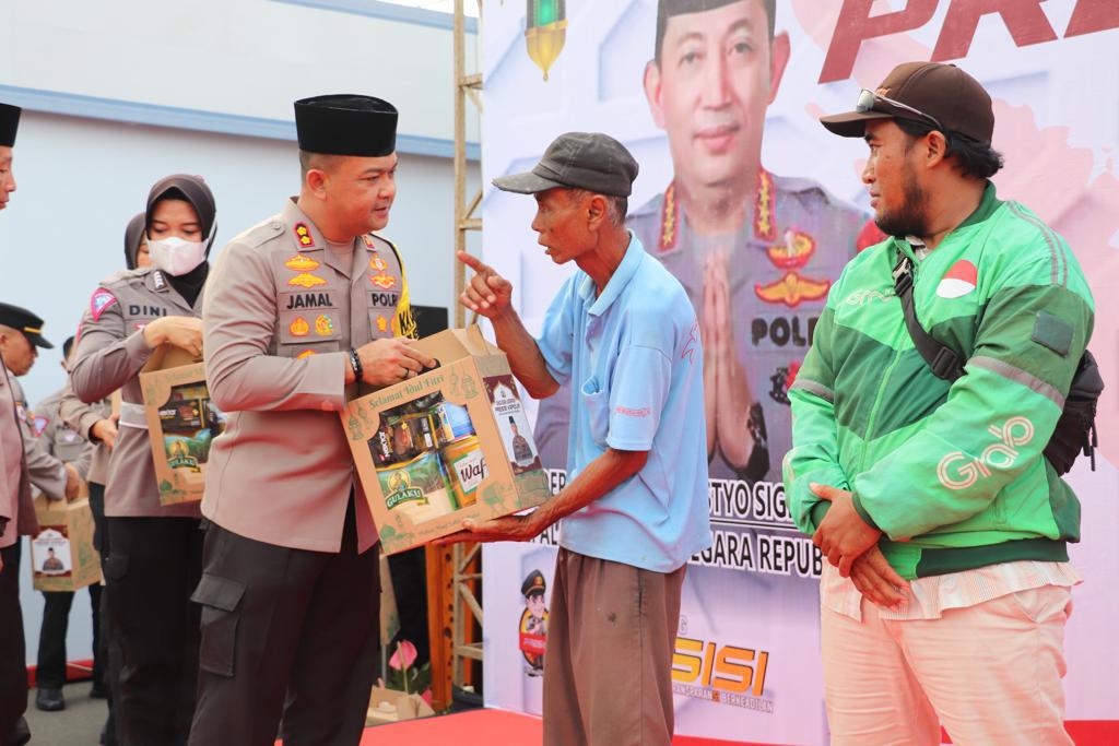 Wujud Kepedulian Kepada Masyarakat, Polres Kendal Bagikan Bingkisan Menjelang Hari Raya Idul Fitri 1444 H