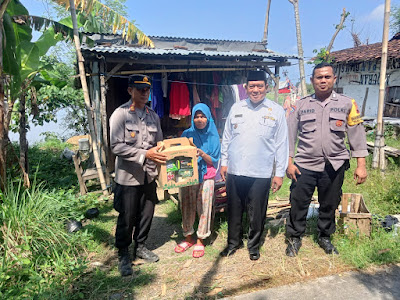 Polisi Peduli, Polsek Kangkung Didampingi Pemdes Rejosari Berikan Bantuan Sosial Pada Warga