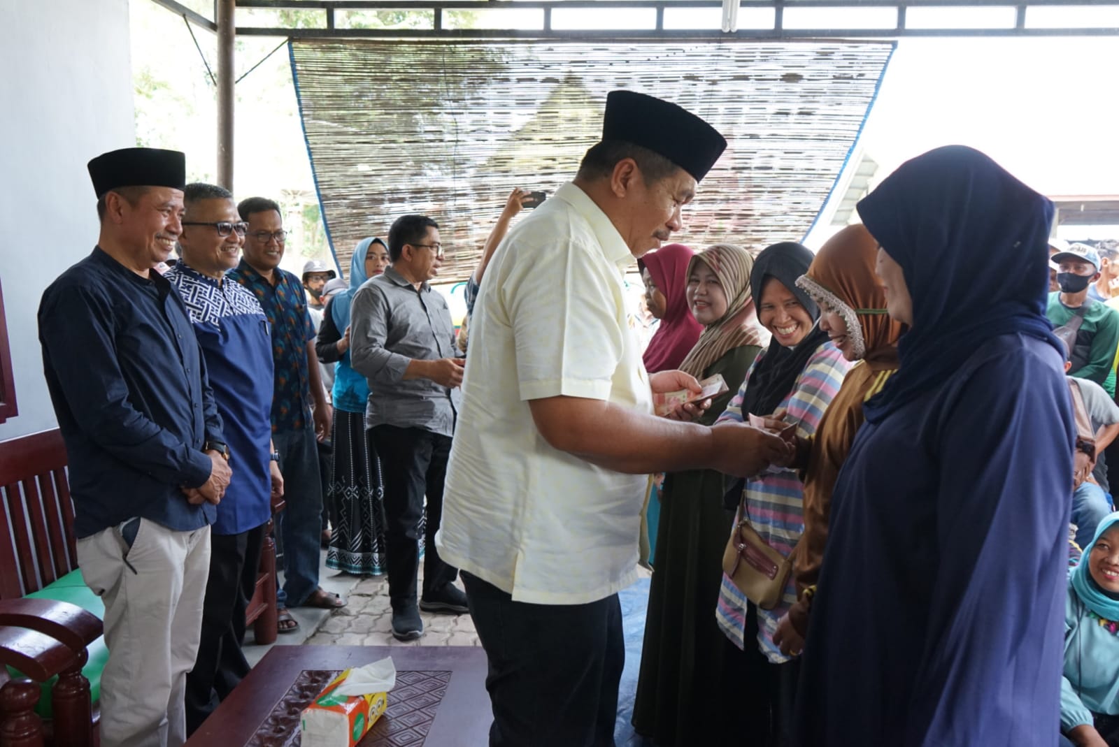 Wabup Asahan Salurkan Bantuan Kepada Petugas DLH