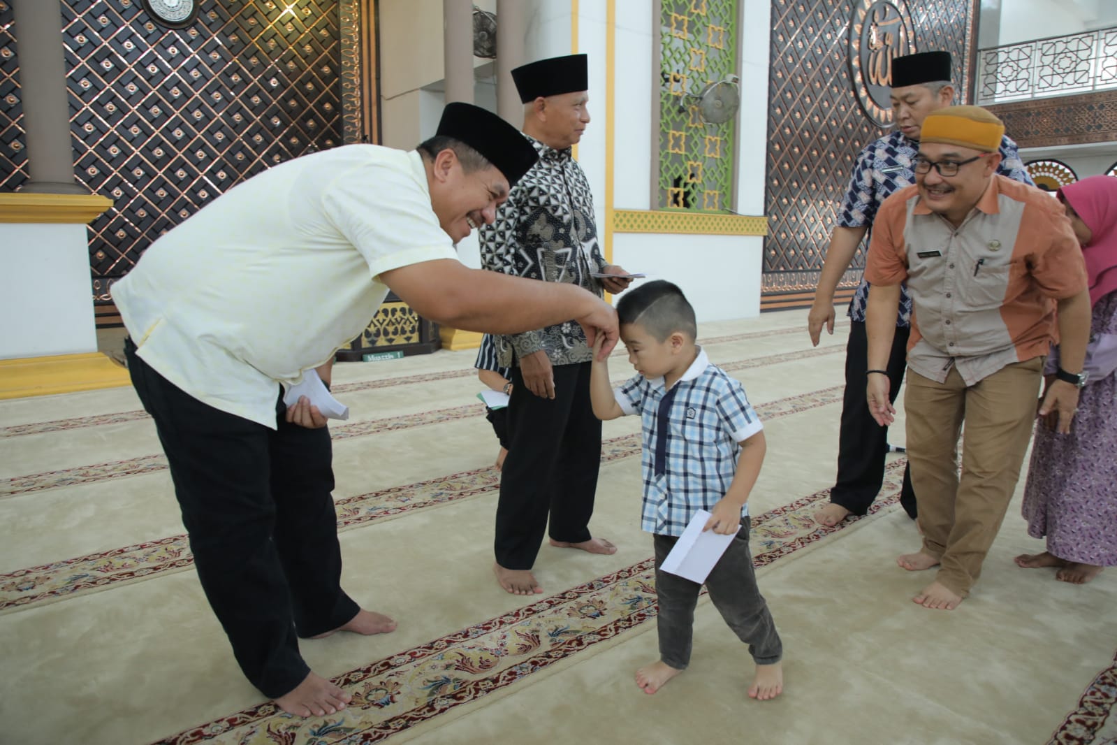 BKM Agung H. Achmad Bakrie Kisaran dan Bupati Asahan Salurkan Bantuan Kepada Anak Yatim dan Kaum Dhuafa