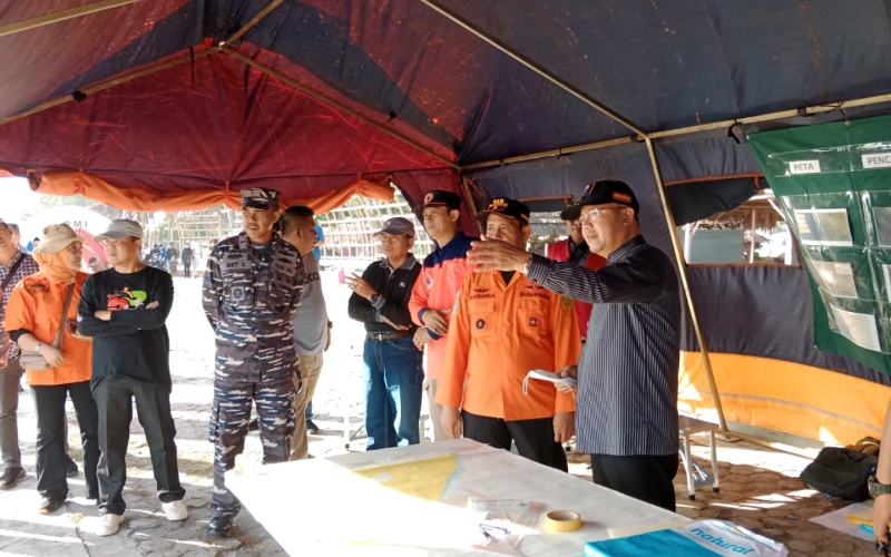 Tinjau Lokasi Pencarian Korban Tenggelam, Gubernur Rohidin Ingatkan Masyarakat Jangan Mandi di Pantai