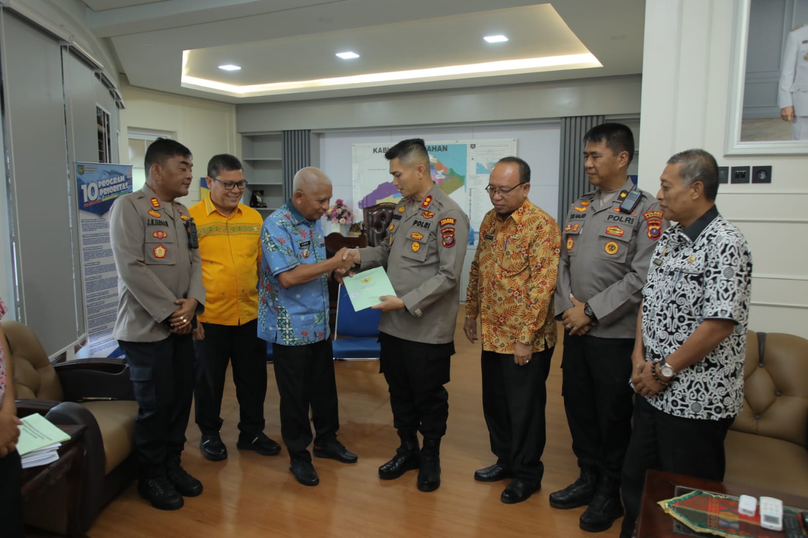 Bupati Surya Serahkan Sertifikat Tanah Kepada Polres Asahan