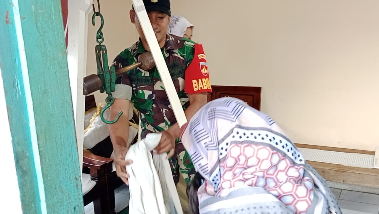Walau Keadaan Puasa, Babinsa Tetap Dampingi Pelayan Posyandu.
