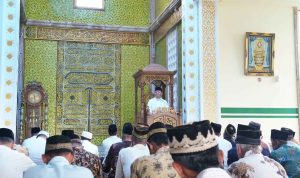 Jadi Khatib Jumat, Gubernur Rohidin Sampaikan Makna Sabar dan Syukur