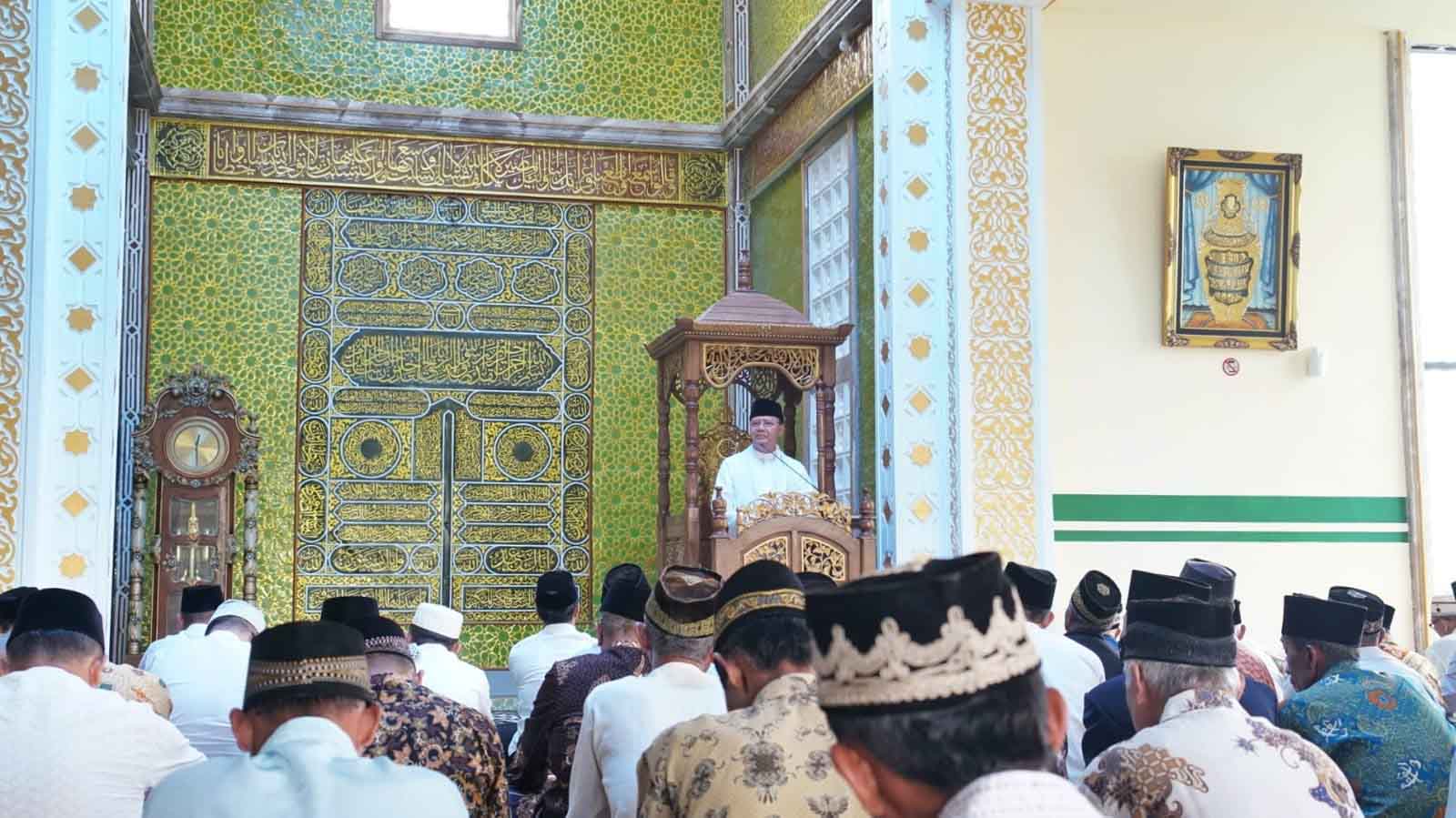 Jadi Khatib Jumat, Gubernur Rohidin Sampaikan Makna Sabar dan Syukur