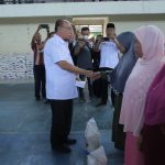 Sekda John Hardi Salurkan Bantuan Beras Kepada Dhu'afa