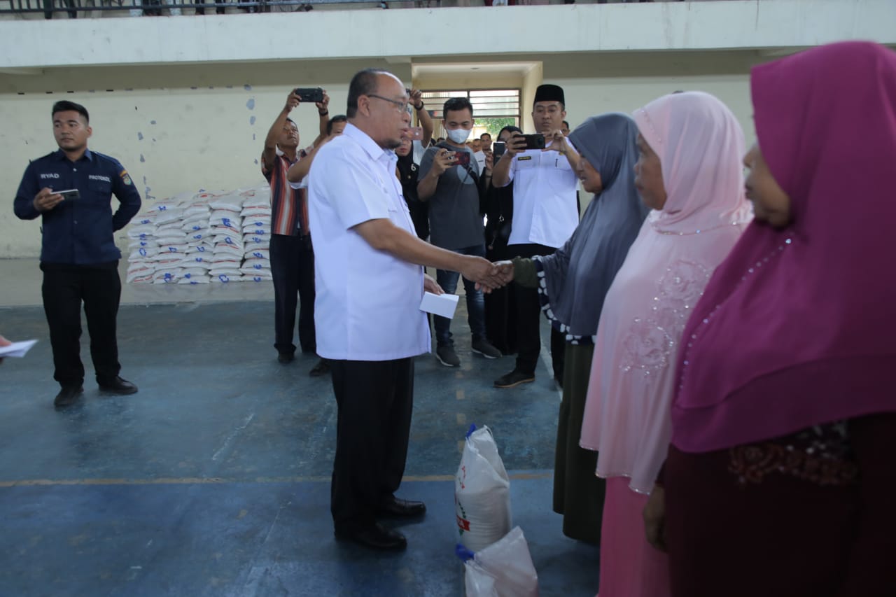 Sekda John Hardi Salurkan Bantuan Beras Kepada Dhu'afa