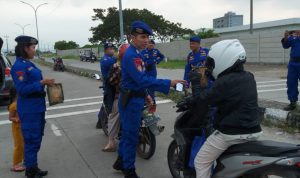 Ramadhan Berbagi, Satpolairud Polres Kendal Bagi Bagi Takjil Di Pelabuhan Kendal
