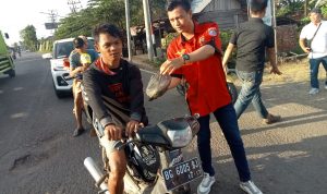 DPC-PWDPI MUBA Geruduk pengendara di Lampu Merah, Ternyata ini dia yang di lakukan nya??? DPC-PWDPI MUBA Geruduk pengendara di Lampu Merah, Ternyata ini dia yang di lakukan nya???