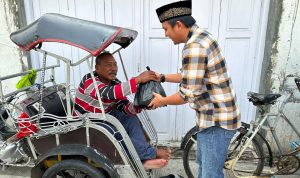 Jelang Buka Puasa, Sat Reskrim Polres Kendal Bagi Takjil dan Paket Sembako Kepada Pengguna Jalan