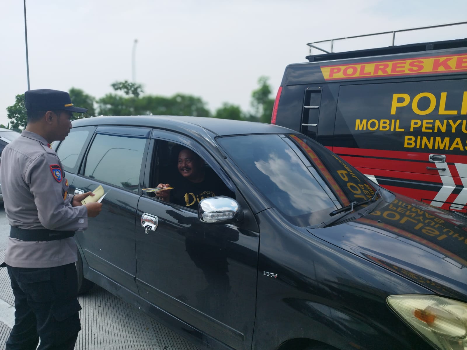 Gunakan Bus Penyuluhan, Satbinmas Polres Kendal Sambangi Res area Tol