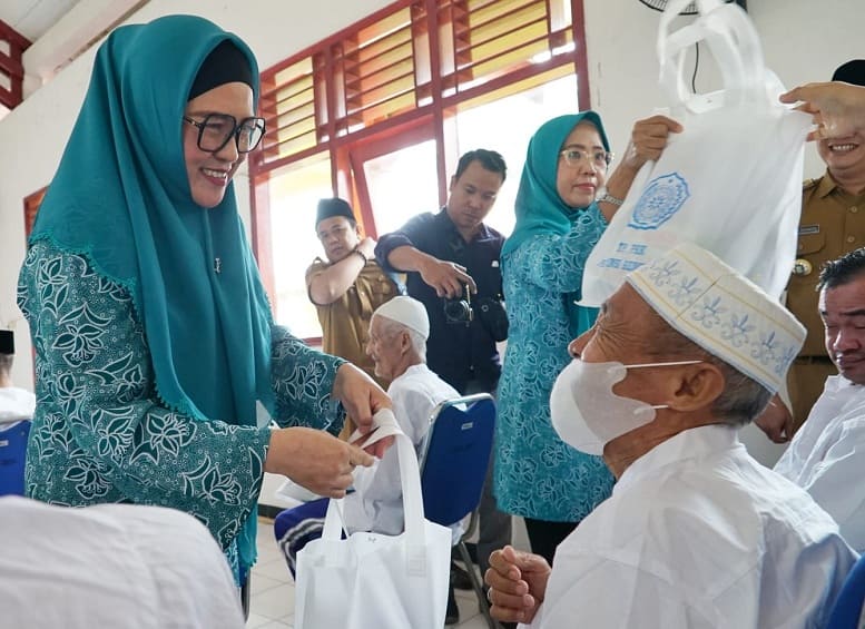 Berbagi Kebahagiaan Ramadan, Derta Rohidin Kunjungi Penghuni Panti sosial
