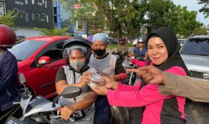 Indahnya Berbagi Di Bulan Ramadhan, Kapolsek Batam Kota, AKP Betty Novia Bersama Bhayangkari Ranting Bagikan Takjil Untuk Masyarakat Batam,