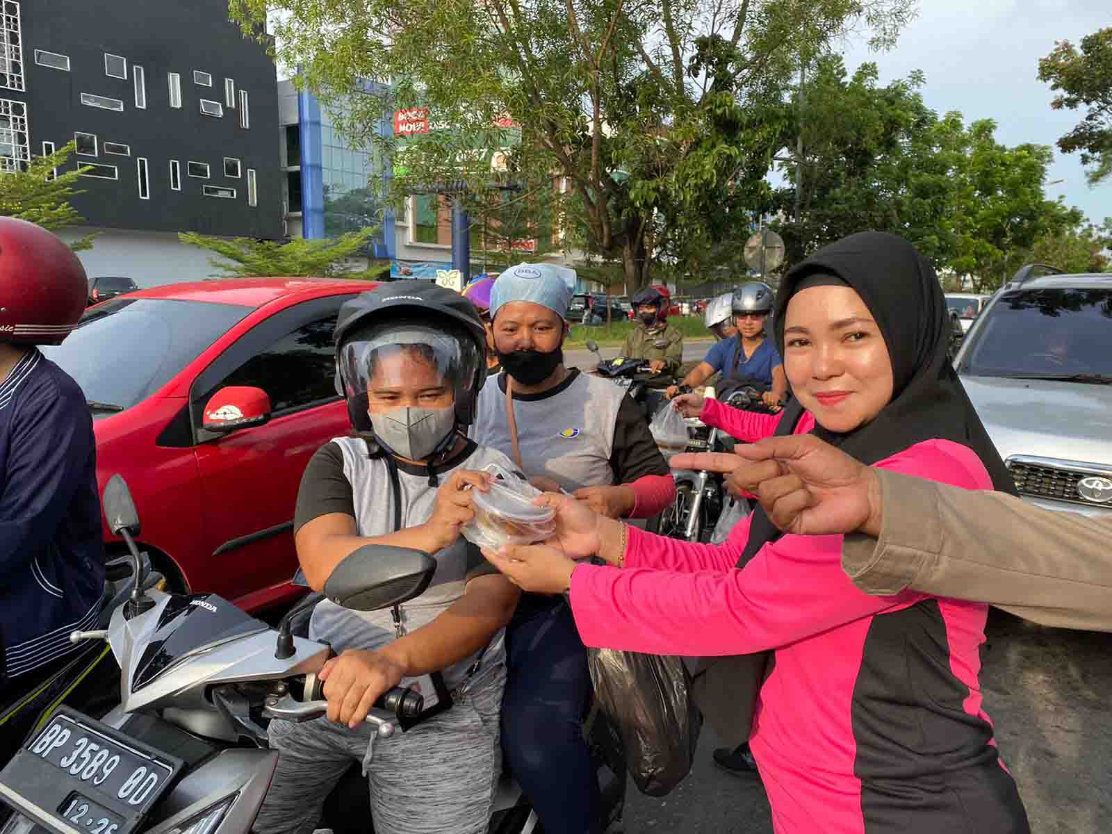 Indahnya Berbagi Di Bulan Ramadhan, Kapolsek Batam Kota, AKP Betty Novia Bersama Bhayangkari Ranting Bagikan Takjil Untuk Masyarakat Batam,