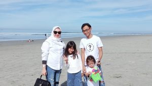 Katherine Belivania Quene Nugroho bersama adik dan ayah bundanya.--IST/RB