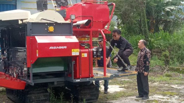 Seorang petani di Kabupaten Rejang Lebong mengoperasikan mesin panen modern bantuan pemerintah untuk meningkatkan produktivitas.