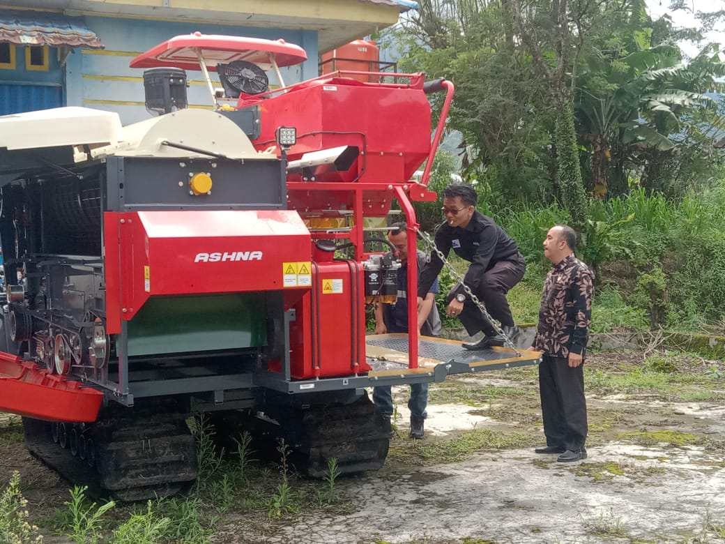 Seorang petani di Kabupaten Rejang Lebong mengoperasikan mesin panen modern bantuan pemerintah untuk meningkatkan produktivitas.